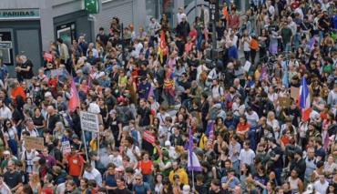 Во Франции тысячи людей вышли на протесты против правительства Макрона и Барнье 